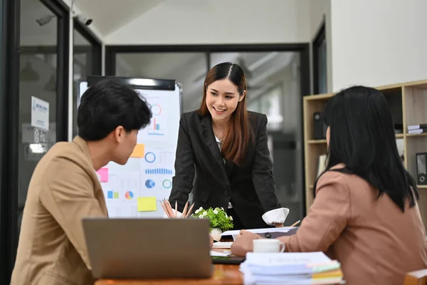 Gerente Marketing Femenina Asiática Milenaria Confiable Profesional Lidera Reunión Discutiendo —  Fotos de Stock