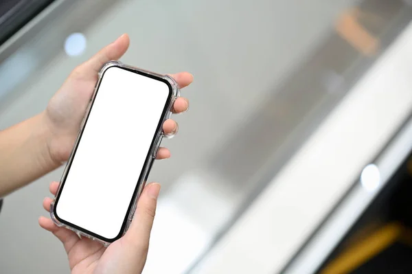 Молодая Женщина Использует Смартфон Эскалаторе Торгового Центра Белый Экран Смартфона — стоковое фото