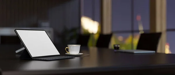 Cyfrowy Touchpad Tabletka Biały Ekran Makieta Filiżanka Kawy Nowoczesnym Ciemnym — Zdjęcie stockowe