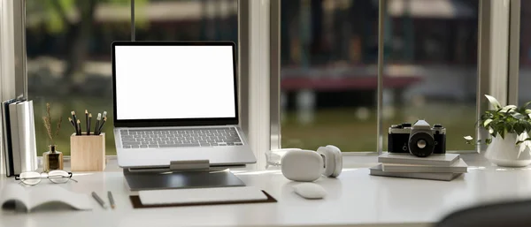 Modern Kreatív Irodai Munkaterület Notebook Laptoppal Fehér Képernyős Mockup Laptopállvánnyal — Stock Fotó
