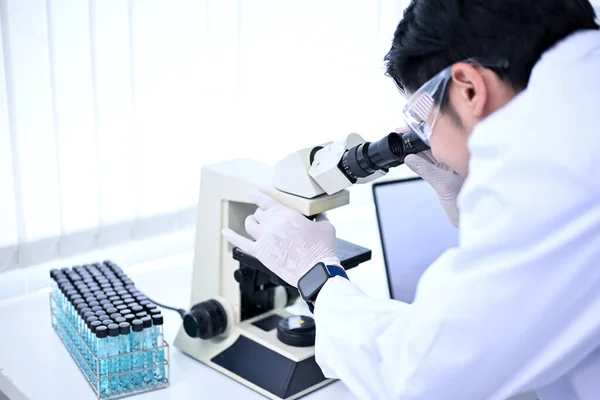 Cientista Masculino Asiático Milenar Inteligente Olhando Sob Microscópio Testando Analisando — Fotografia de Stock