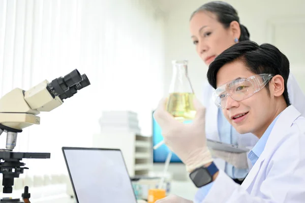 Guapo Inteligente Joven Asiático Científico Masculino Químico Haciendo Experimento Químico —  Fotos de Stock
