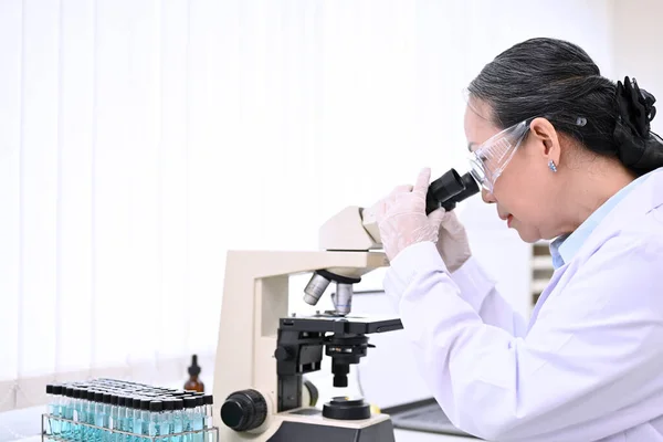 Cientista Profissional Sênior Especialista Olhando Sob Microscópio Analisando Pesquisando Amostras — Fotografia de Stock