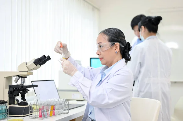 Profissional Asiático Envelhecido Cientista Médico Químico Óculos Vestido Ajustando Uma — Fotografia de Stock