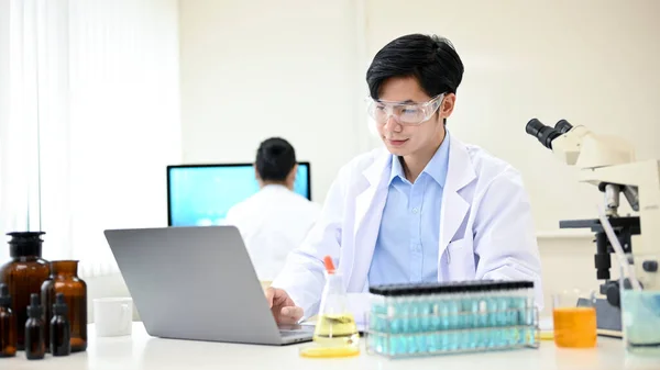 Inteligente Bonito Jovem Cientista Asiático Pesquisador Médico Trabalhando Seu Escritório — Fotografia de Stock