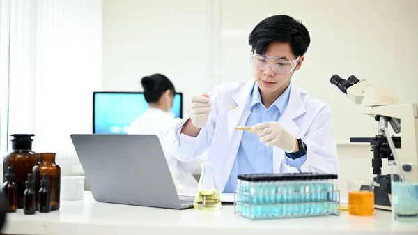 Professioneller Asiatischer Wissenschaftler Oder Chemiker Brille Und Kittel Laborbüro Der — Stockfoto