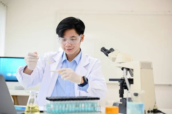 Jovem Cientista Químico Asiático Inteligente Ajusta Uma Amostra Médica Antivírus — Fotografia de Stock