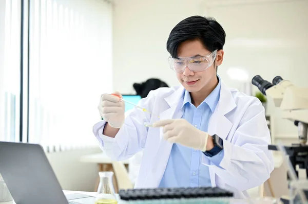 Inteligente Bonito Jovem Cientista Químico Asiático Ajusta Uma Amostra Médica — Fotografia de Stock