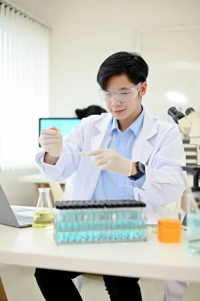 Retrato Inteligente Bonito Jovem Cientista Asiático Pesquisador Médico Usando Tubo — Fotografia de Stock
