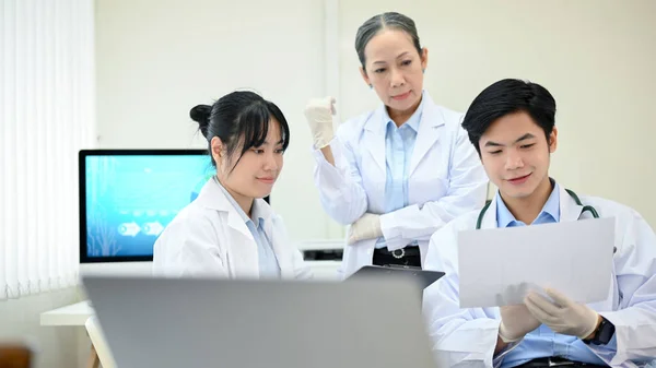 Asyalı Genç Bilim Adamı Tıbbi Teknisyen Laboratuvarda Asyalı Kıdemli Bir — Stok fotoğraf