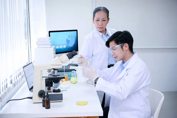 Intelligenter Junger Asiatischer Wissenschaftler Und Sein Professioneller Vorgesetzter Experimentieren Forensischen — Stockfoto