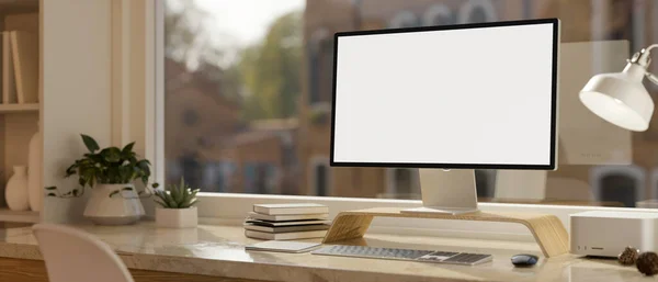 Minimaler Komfortabler Arbeitsraum Mit Modernen Desktop Attrappen Und Sachen Auf — Stockfoto