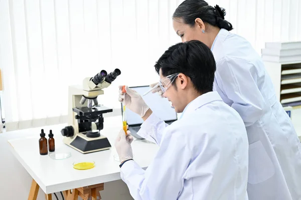 Jovem Cientista Asiático Talentoso Ajustando Espécime Químico Líquido Tubo Ensaio — Fotografia de Stock