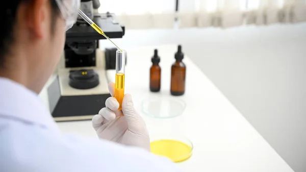 Close Image Specialist Female Scientist Chemist Adjust Liquid Sample Test — Stock Photo, Image