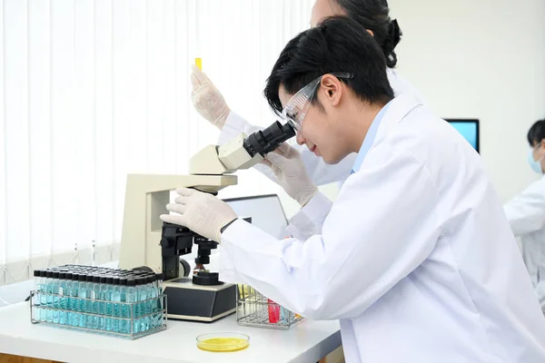 Cientista Asiático Especialista Químico Médico Examinando Espécime Vírus Sob Microscópio — Fotografia de Stock
