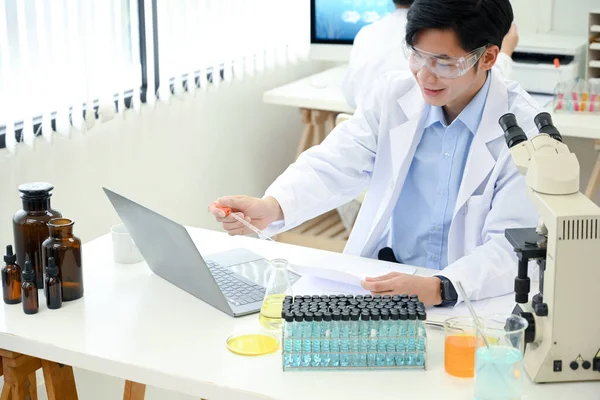 Bonito Jovem Cientista Asiático Técnico Médico Vestido Branco Óculos Trabalhando — Fotografia de Stock