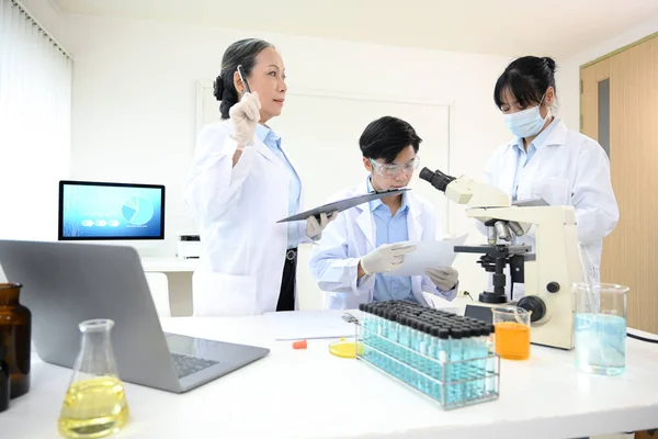 Cientista Asiático Especialista Vestido Branco Trabalhando Laboratório Participando Uma Reunião — Fotografia de Stock