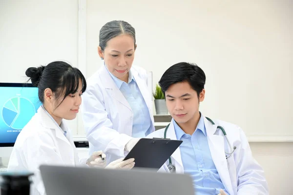 Professional Asian Aged Female Doctor Specialist Giving Advice New Disease — Stock Photo, Image