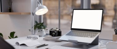 Laptop beyaz ekranlı modern ofis çalışma alanı bir dizüstü bilgisayar standı, masa lambası, kırtasiye ve dekor üzerinde. Yakın çekim görüntüsü. 3d görüntüleme, 3d illüstrasyon