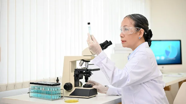 Supervisora Cientista Sênior Asiática Bem Sucedida Profissional Que Trabalha Laboratório — Fotografia de Stock