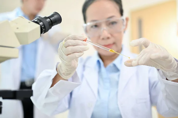 Profissional Asiático Cientista Sênior Técnico Médico Usando Uma Gota Uma — Fotografia de Stock