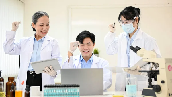 Glückliches Und Fröhliches Asiatisches Wissenschaftlerteam Das Labor Zusammenarbeitet Gelingt Sein — Stockfoto