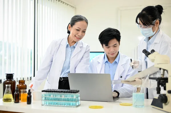 Uma Equipe Cientistas Asiáticos Alegres Profissionais Está Trabalhando Juntos Laboratório — Fotografia de Stock