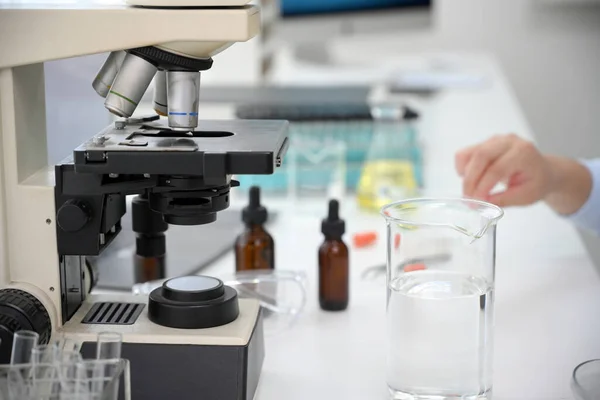 Wissenschaftler Oder Chemiker Arbeitstisch Mit Mikroskop Konischem Becher Tropfflasche Reagenzgläsern — Stockfoto