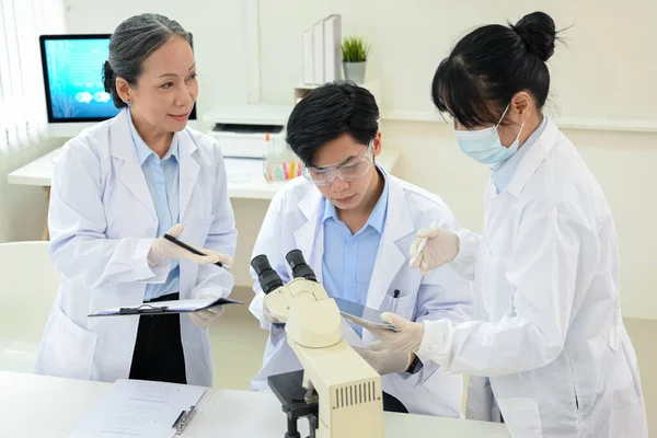 Professional Talented Asian Scientist Team Discussing Brainstorming New Project Lab — Stock Photo, Image