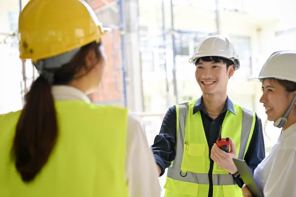 建設現場の建設検査官や建築家と素晴らしい会話をした 幸せで陽気なアジアの若い男性土木技術者 — ストック写真
