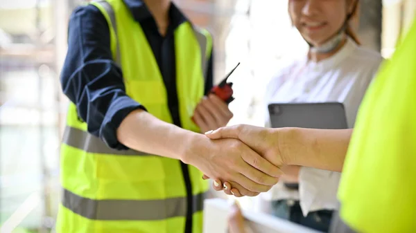 クローズアップショット 建設現場のビジネスマンと握手するプロの男性エンジニア 合意または協力の概念 — ストック写真