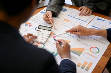Profesyonel ve yetenekli bir iş adamı ya da finansal verileri birlikte analiz eden finansal analistler. kırpılmış ve yakın plan resim