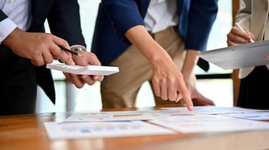 Kırpılmış görüş, profesyonel ve yetenekli iş adamlarından oluşan bir ekip rapordaki ticari mali verileri analiz ediyor..