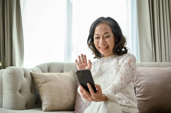 Šťastná Veselá Žena Asijském Věku Ráda Povídá Videohovoru Svým Vnoučátkem — Stock fotografie