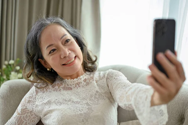 Nádherný Šťastný Asijské Středního Věku Žena Používá Její Smartphone Aby — Stock fotografie