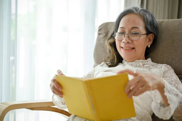 Šťastná Asijská Žena Středního Věku Brýlích Sedí Pohodlném Křesle Ráda — Stock fotografie