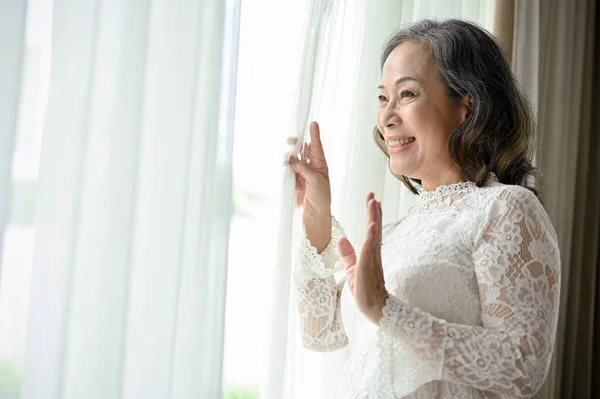 Krásná Šťastná Asijská Žena Středního Věku Dívá Ráno Okna Přičemž — Stock fotografie