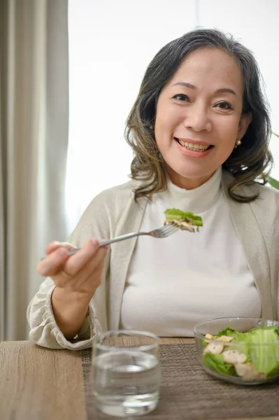 Portrait Smiling Cheerful Asian Aged Woman Has Healthy Breakfast Enjoying — Stock Photo, Image