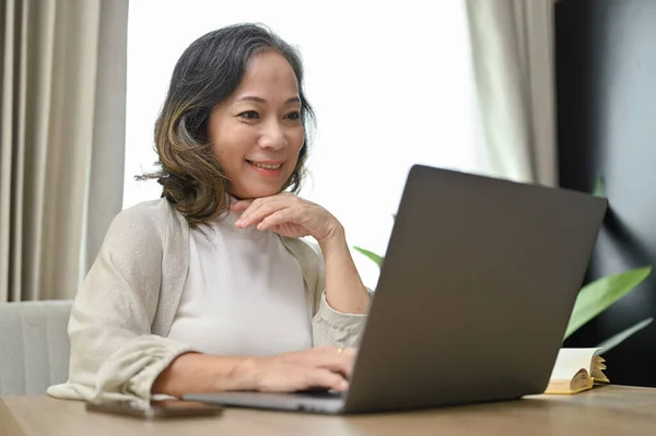Schöne Und Glückliche Frau Asiatischen Alter Oder Unternehmerin Mit Laptop — Stockfoto