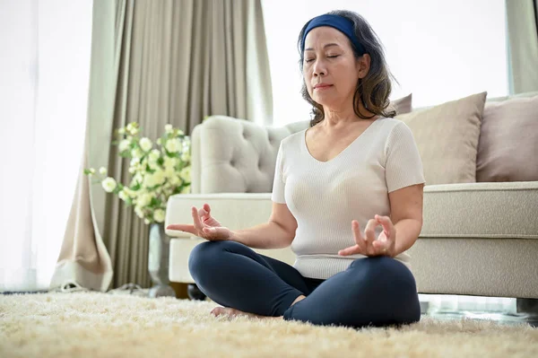 Mujer Sana Edad Asiática Meditando Posando Pose Loto Practicando Yoga — Foto de Stock