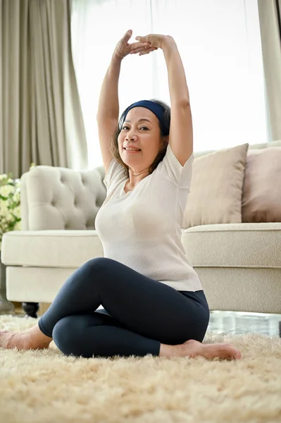 Porträtt Avslappnad Och Lugn Asiatisk Kvinna Utövar Yoga Sitt Vardagsrum — Stockfoto