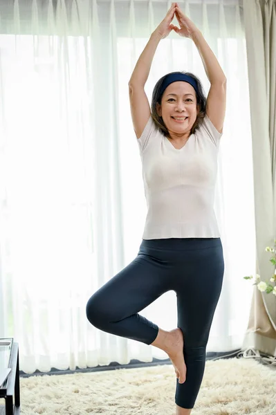 Retrato Mujer Sana Atractiva Edad Asiática Practicando Yoga Sala Estar — Foto de Stock
