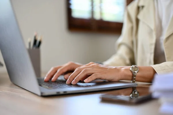 Nahaufnahme Professionelle Asiatische Geschäftsfrau Oder Managerin Die Ihrem Schreibtisch Sitzt — Stockfoto