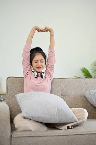 Ontspannen Jonge Aziatische Vrouw Casual Kleding Stretching Haar Armen Zitten — Stockfoto