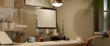 Modern PC masaüstü bilgisayar modellemesi ve masa, sandalye ve şık kolye ışıkları ile modern stil ev işyeri iç tasarımı. 3d görüntüleme, 3d illüstrasyon