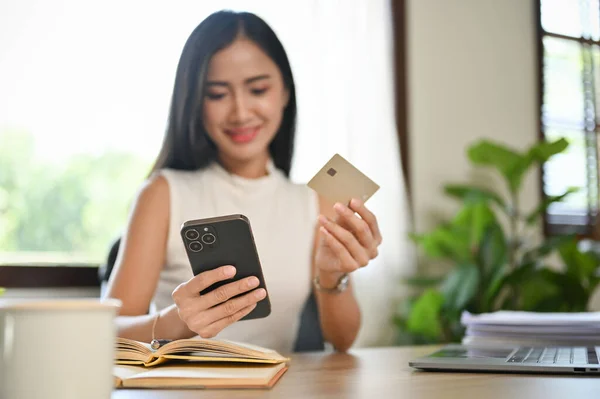 美丽的千年亚洲女性使用她的智能手机和信用卡支付她的在线账单 网上支付和无现金生活方式概念 — 图库照片