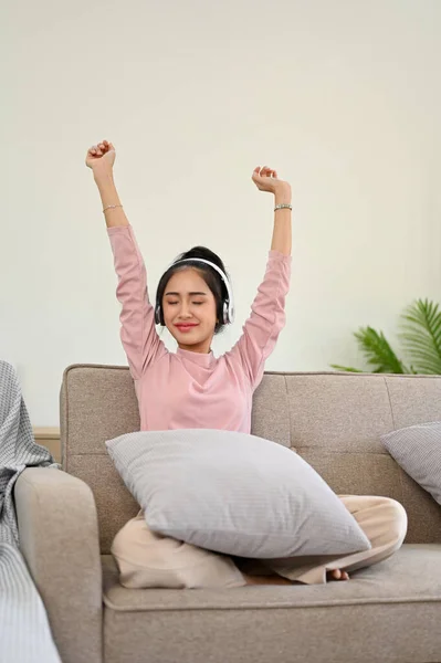 Портрет Радісна Дівчина Азії Яка Слухає Музику Навушниках Піднімає Руки — стокове фото