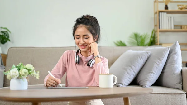 Чарівний Молодий Азійський Студент Робить Домашнє Завдання Жінка Пише Щоденник — стокове фото