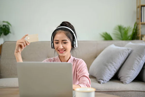 Молода Азійка Вітальні Носить Навушники Користується Комп Ютером Ноутбука Ходить — стокове фото