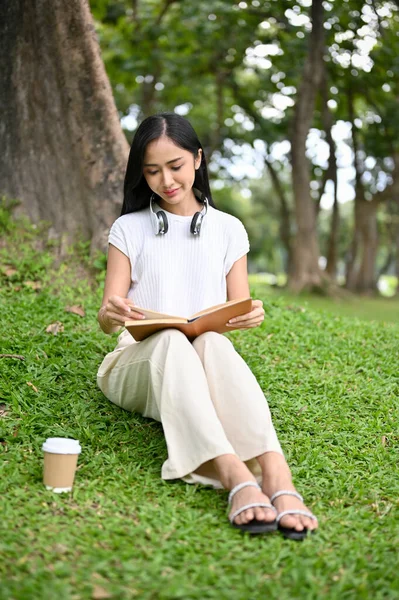 Retrato Bela Relaxada Jovem Asiática Arrepiante Feminino Parque Cidade Sentado — Fotografia de Stock